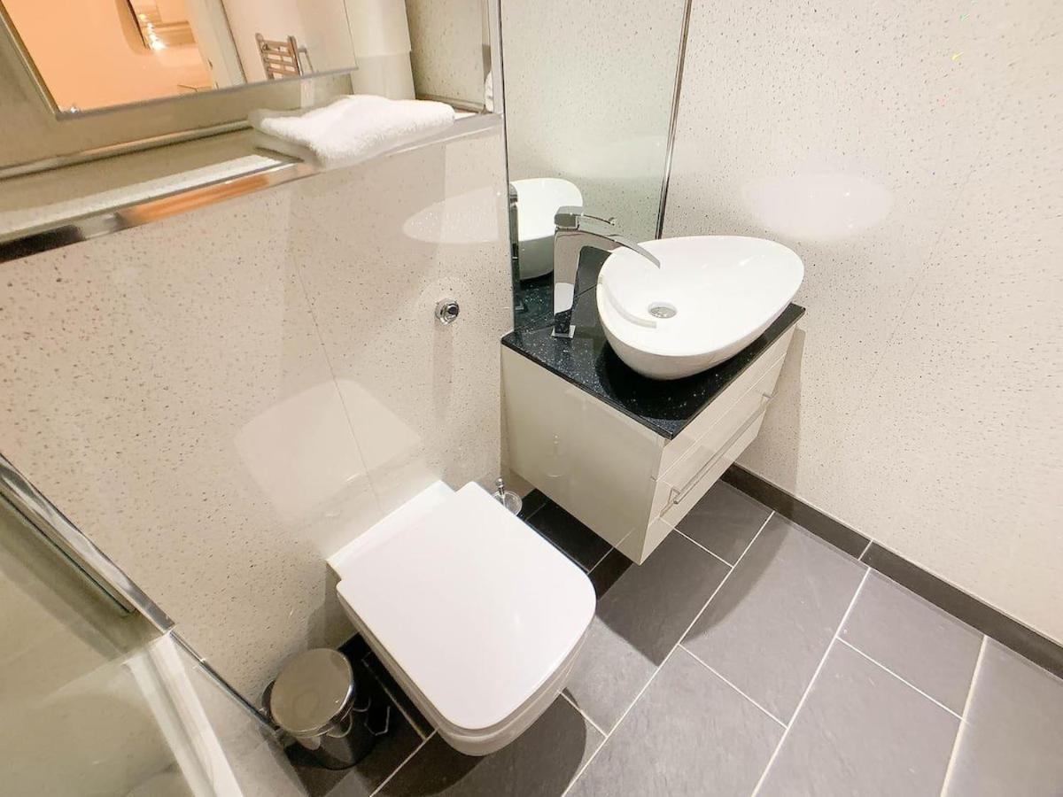 Apartment 2bd Near Hydro Secc Centre Great Location *